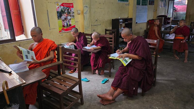 ရန်ကုန်တိုင်း၊ လှိုင်မြို့နယ်၊ အမှတ်(၁၂) ရပ်ကွက်ရှိ အောင်သိဒ္ဓိ မဟာမြိုင်ဘုန်းတော်ကြီးသင် ပညာရေးကျောင်းမှာ စာသင်ကြားနေတာကို တွေ့ရစဉ်။ Photo : RFA