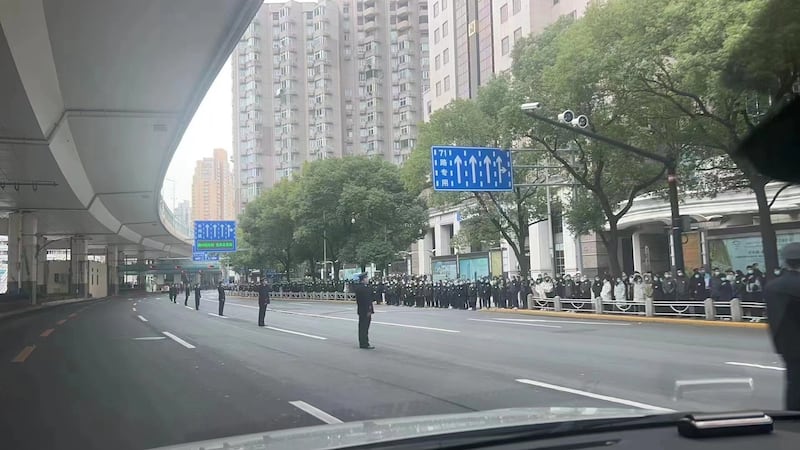 上海民眾在街頭目送江澤民靈車經過。(志願者提供)