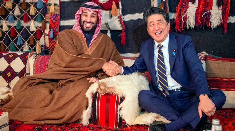 2020年1月中旬日本首相安倍展开中东3国之旅。右为安倍，左为沙特阿拉伯王储穆罕默德（Mohammed bin Salman）。（美联社）