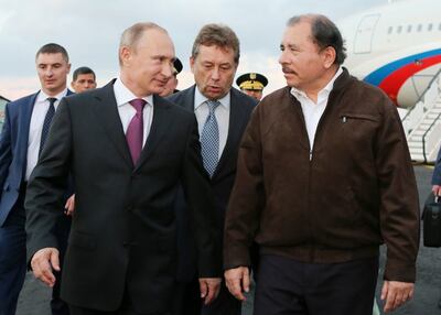 Tổng thống Nga Vladimir Putin (thứ 2 từ trái sang) và Tổng thống Nicaragua Daniel Ortega (phải) tại sân bay Augusto C. Sandino ở Managua, Nicaragua ngày 11 tháng 7 năm 2014.