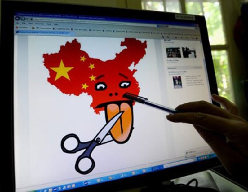 Hình ảnh chống đường lưỡi bò ở biển Đông trên một tài khoản facebook tiếng Việt chụp hôm 10/6/2011 tại Hà Nội. AFP photo