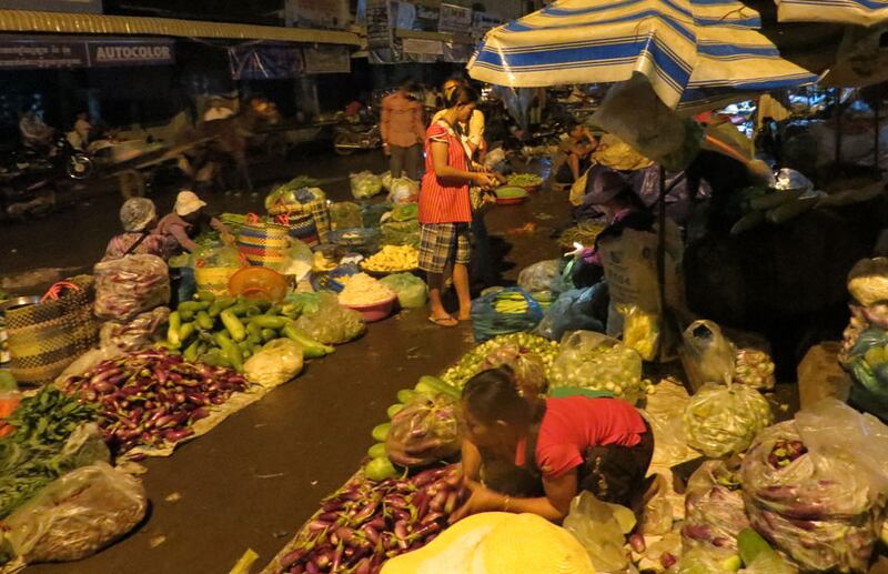 ប្រជាពលរដ្ឋ​យក​បន្លែ​របស់​ខ្លួន​ដែល​ដាំ​បាន​ទៅ​លក់​នៅ​ផ្សារ​បឹងកុក ក្រុង​កំពង់ចាម កាល​ពី​ថ្ងៃ​ទី​២៧ មិថុនា ឆ្នាំ​២០១៦។