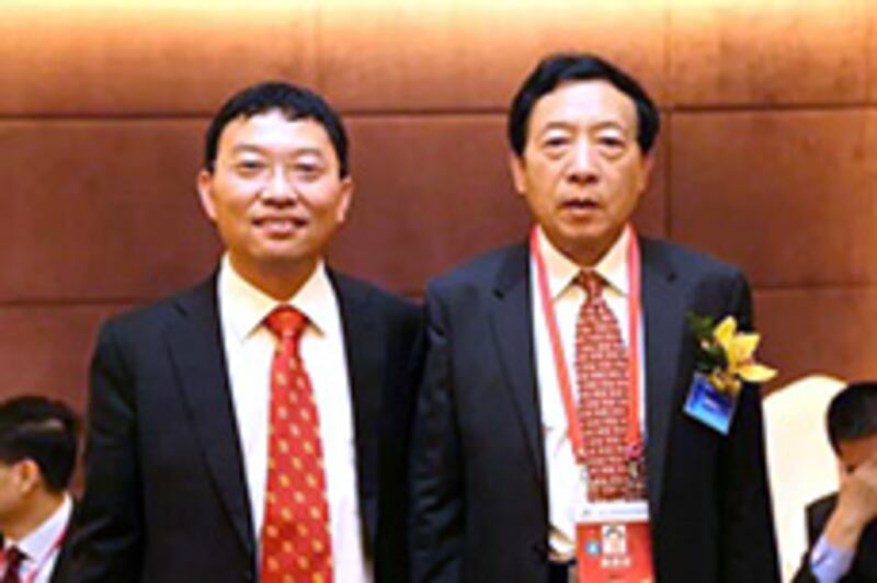 2015年9月，白志明與中國保監會副主席魏迎寧在第四屆西安(滻灞)金融論壇上。(圖片來源：華贏集團官網)