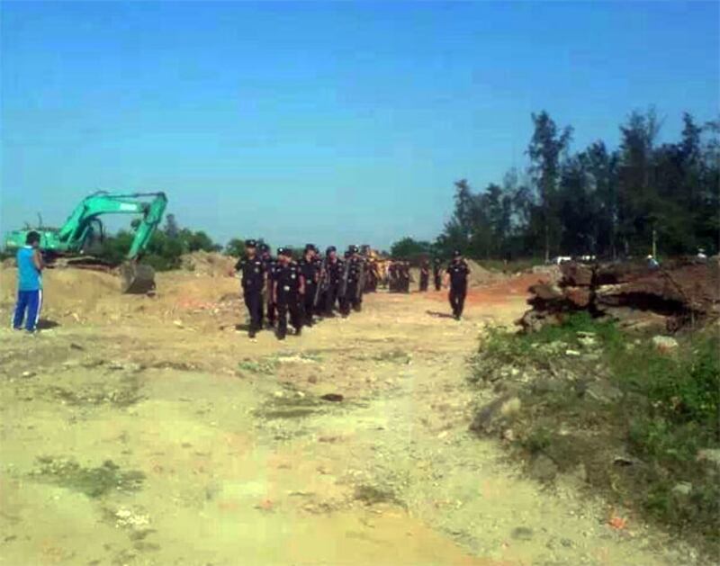 2015年4月15日,警察在施工的土地上戒備,防止村民上前阻止施工。(村民攝)