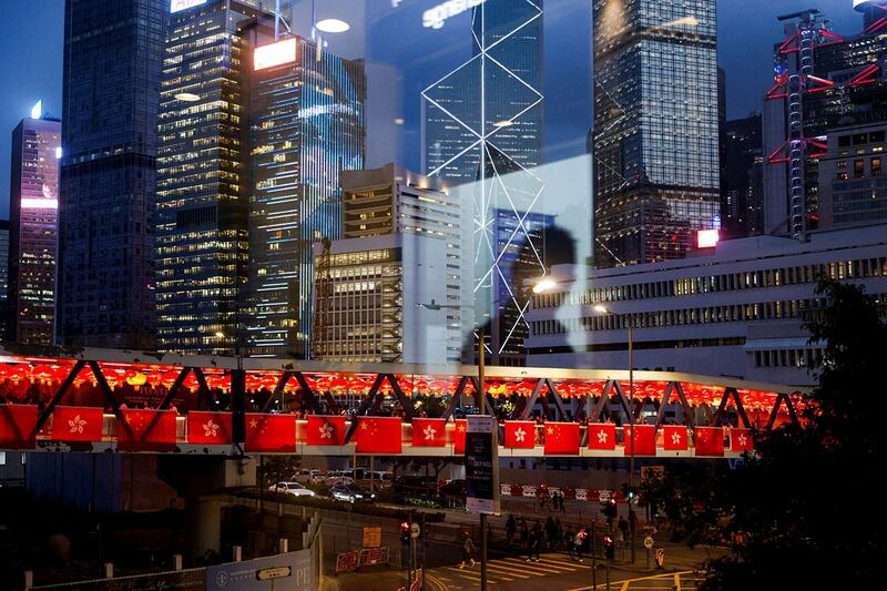 香港,人行天桥上装饰着中国和香港的旗帜。(路透社)
