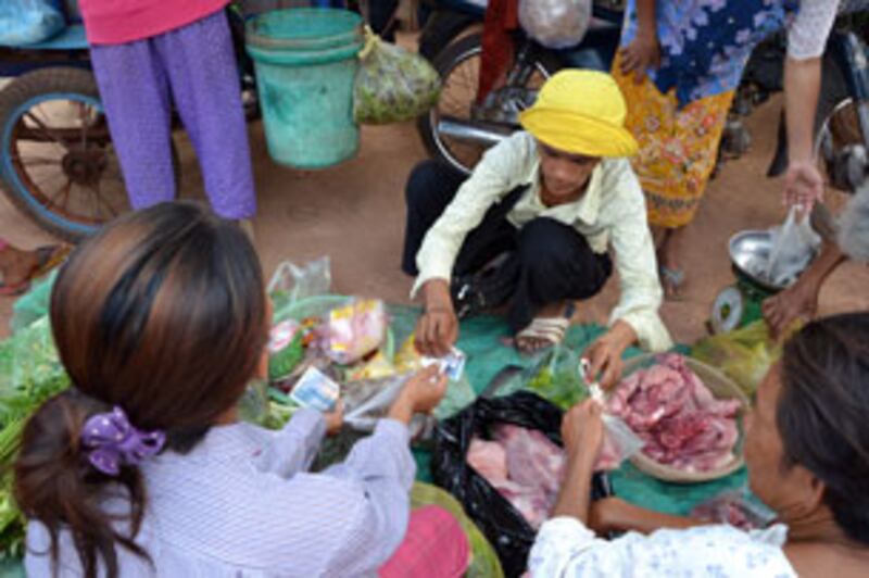៧-មីនា-២០១៣៖ ទិដ្ឋភាព​ពលរដ្ឋ​នៅ​សហគមន៍​ភ្នំបាត ក្បែរ​ជើង​ភ្នំ​ព្រះរាជទ្រព្យ ស្រុក​ពញាឮ ខេត្ត​កណ្ដាល។