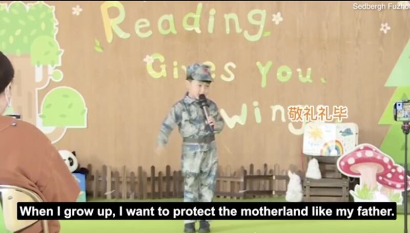 網上片段顯示,有在中國福州營運的英國私立學校教導學生做「小軍娃」,「等我長大也要像爸爸一樣守護祖國」。(網絡影片截圖)