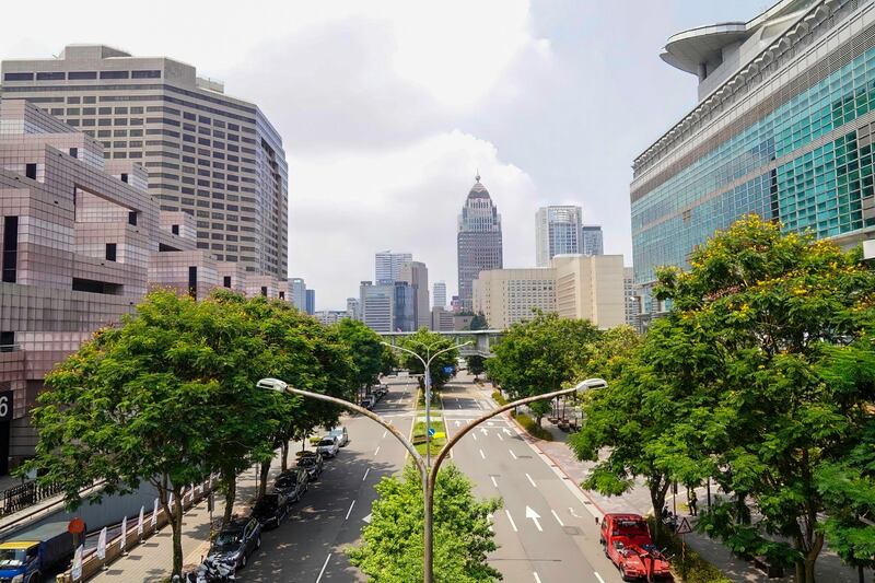 台北市萬安防空演習期間，熱鬧的東區街道人車全部淨空。（台北市政府提供）