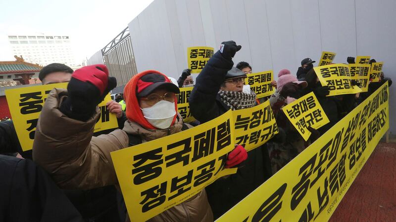 韩国民众抗议要求封关以防范武汉肺炎传播。（美联社）