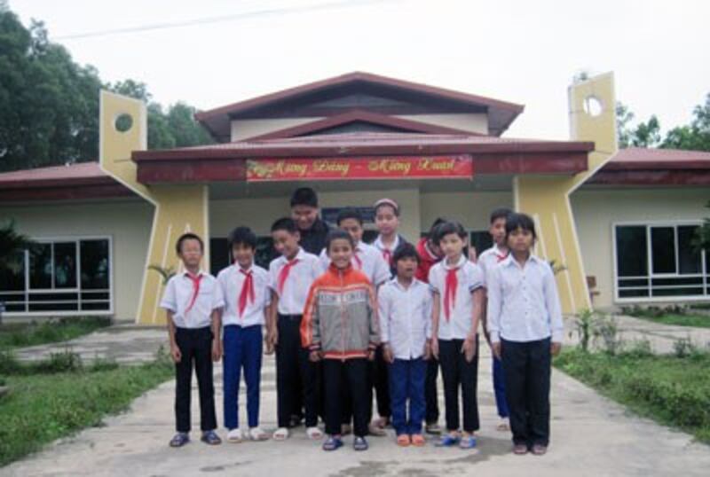 Học sinh mù và khiếm thị trước ngôi trường do GCSF xây dựng tại Đông Hà.
