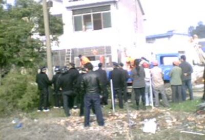 图片：江苏省无锡市崇安区政府星期三派出两百多人对当地居民尤桂凤住房进行强拆（记者心语提供） 