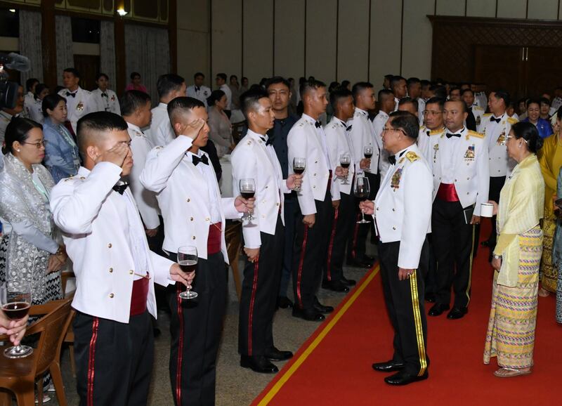 ၂ဝ၂၃ ခုနှစ် ဒီဇင်ဘာလ ၁၈ ရက်နေ့က ရန်ကုန်မြို့တွင် ကျင်းပသည့် တပ်မတော်ဆေးတက္ကသိုလ်၊ ဗိုလ်လောင်းသင်တန်းဆင်းပွဲ တက်ရောက်လာသည့် ဗိုလ်ချုပ်မှူးကြီး မင်းအောင်လှိုင်။ (Photo: Myanmar Military)