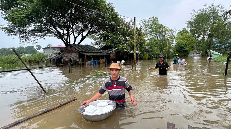 ရန်ကုန်တိုင်း၊ လှည်းကူးမြို့ အနိမ့်ပိုင်းရပ်ကွက်များ ရေကြီးရေလျှံနေသည်ကို ၂၀၂၃ အောက်တိုဘာ ၈ ရက်နေ့က တွေ့ရစဉ်။ (Photo : RFA)