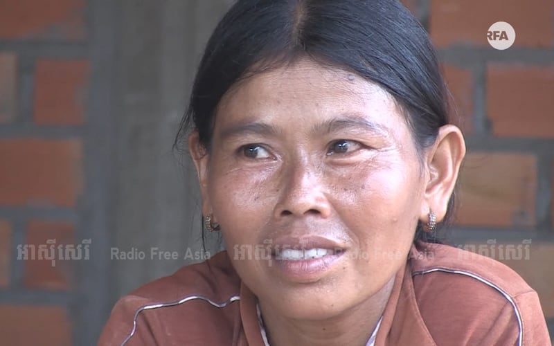 ភរិយារបស់ អឿត អាង លោកស្រី ហឿម ហ៊ត់ រស់នៅភូមិនគរភាស២ ឃុំនគរភាស ស្រុកអង្គរជុំ ខេត្តសៀមរាប ផ្ដល់បទសម្ភាសន៍កាលពីថ្ងៃទី២១ ខែមិថុនា ឆ្នាំ២០១៧។