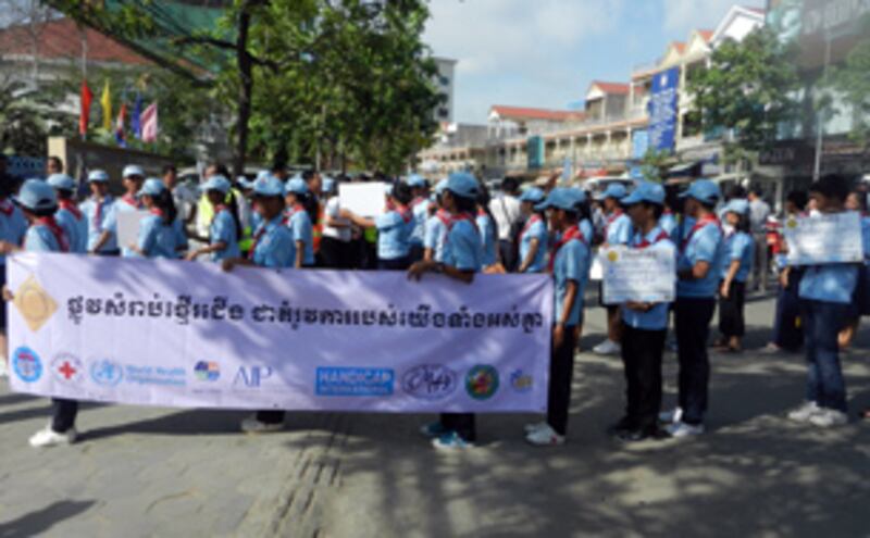 ក្រុមយុវជនស្ម័គ្រចិត្តកាកបាទក្រហម ហែក្បួនតាមបណ្ដោយផ្លូវលេខ២៧១ លើកបដាទាមទារអោយមានផ្លូវសុវត្ថិភាពសម្រាប់អ្នកថ្មើរជើង នៅព្រឹកថ្ងៃទី១១ ខែឧសភា ឆ្នាំ២០១៣។