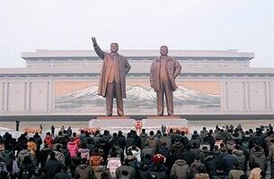 작년 12월 24일 북한 김정일 최고사령관 추대 23주년 기념일을 맞아  만수대언덕에서 북한 인민군 장병, 노동자, 학생들이 김정일 동상을 참배하고 있다.