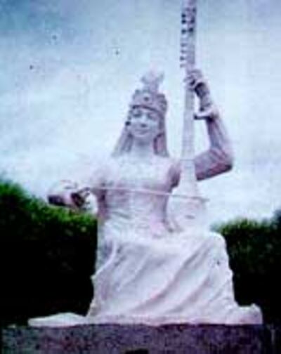 amannisaxan-heykel.jpg