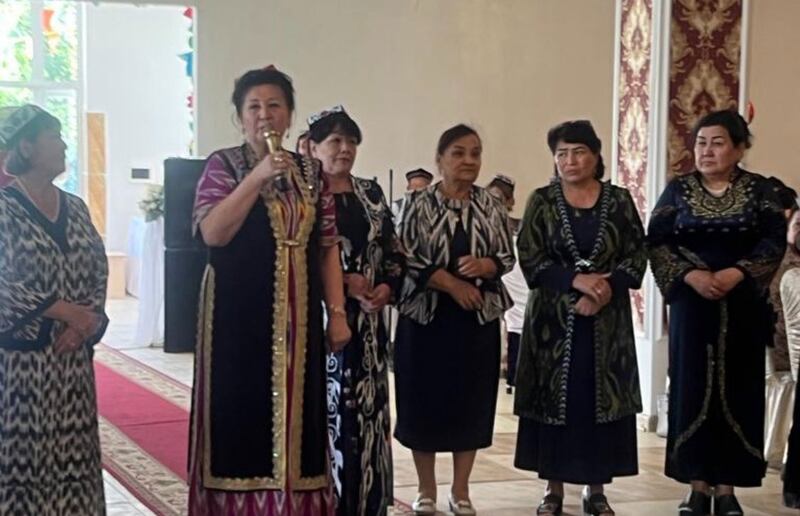 قازاقىستاندىكى ئۇيغۇرلار ئۆز كىملىكىنى ساقلاپ قېلىش مەقسىتىدە ئورۇنلاشتۇرغان «گۈلچاي» پائالىيىتىگە قاتناشقۇچىلارنىڭ بىر قىسمى. 2022-يىلى ئاۋغۇست، ئالمۇتا.