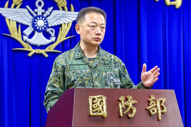 台灣國防部指美軍P-8A通過台海期間,解放軍出動26架戰機,台軍以飛彈等嚴密監控。(國防部提供)