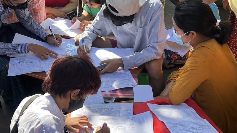 ရန်ကုန်မြို့ရှိ ရပ်ကွက်တစ်ခုတွင် လူဦးရေစာရင်းကောက်ယူနေသည်ကို ၂၀၂၃ ခုနှစ်၊ ဇန်နဝါရီလ ၁၁ ရက်နေ့က တွေ့ရစဉ်။ (Photo: RFA)