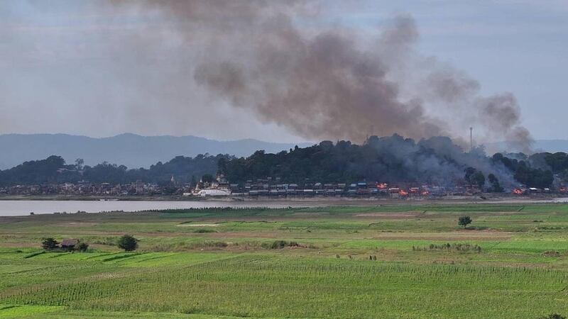 ထီးချိုင့်မြို့၊ အမှတ် (၃) သရက်မှော်ရပ်ကွက်ကို စစ်ကောင်စီ တပ်သားများ မီးရှို့ခဲ့သည်ကို ၂၀၂၃ ခုနှစ်၊ ဒီဇင်ဘာ ၂ ရက်နေ့ကတွေ့ရစဥ်။ (Tigyaing Revolution-TR Photo)
