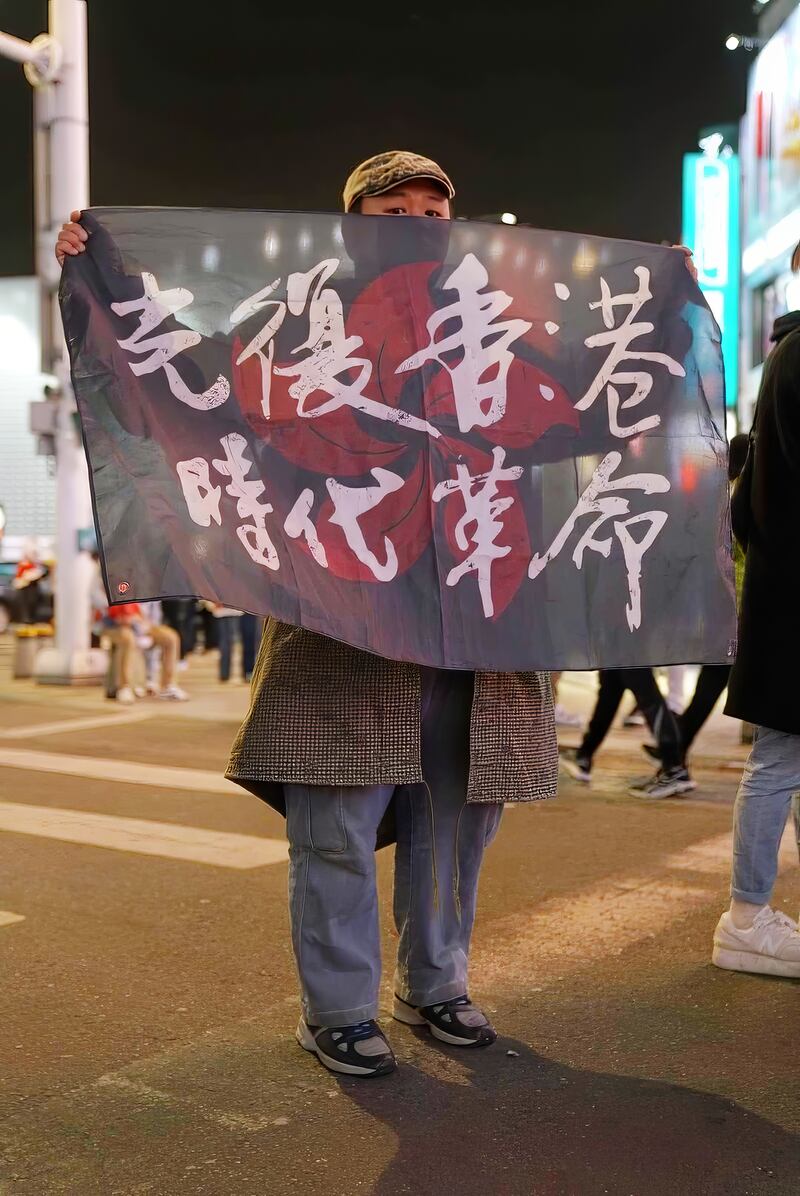 手持「光復香港，時代革命」標語示威者獲不少路過民眾以高呼加油回應。（香港邊城青年提供）