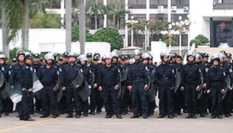 當局出動數百警察在汕尾市政府門前的廣場戒備。（東涌鎮村民提供）