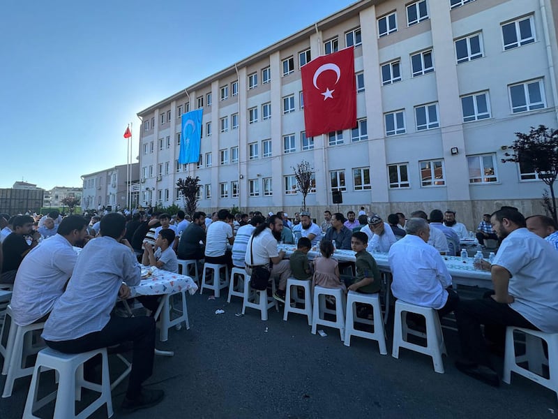 ئىستانبۇلدا ئۆتكۈزۈلگەن قۇربان ھېيتنى تەبرىكلەش پائالىيىتىنىڭ كۆرۈنۈشى. 2024-يىلى 19-ئىيۇن، ئىستانبۇل.
