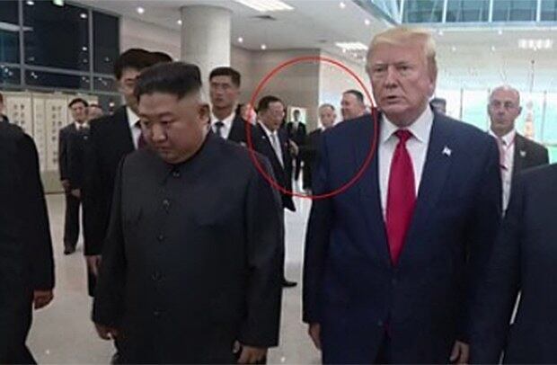 지난 7월 1일 조선중앙TV가 방영한 전날 판문점 회동 기록영화에서 마이크 폼페이오 미 국무장관이 북미 정상 간 비공개 회동이 끝난 뒤 자유의집 로비에서 리용호 외무상에게 먼저 다가가 인사를 나누고 있다.
