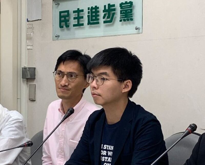 黄之锋与朱凯迪都呼吁台湾人在十一前的周末出来挺港。（记者 黄春梅摄）