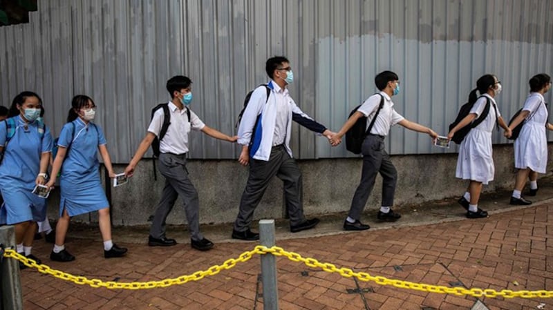 2020年6月，香港学生在抗议活动中组成人链。（法新社）