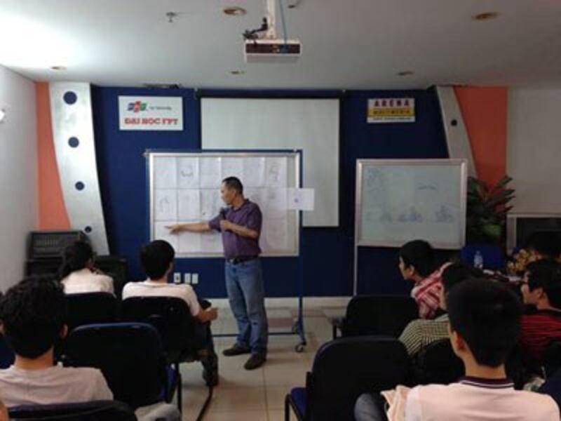 Hoạ sĩ thiết kế Nguyễn Tri Phương Đông giảng dạy tại Khoa Mỹ thuật đa phương tiện Đại học FPT ARENA. Courtesy photo.