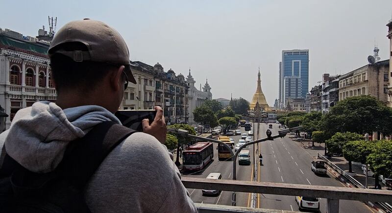 စစ်အာဏာသိမ်းမှုကြောင့် ရှေ့နေအဖြစ်မှ သတင်းသမားဖြစ်လာသည့် ကိုကြည်နွေဦးကို ၂၀၂၅ ခုနှစ် ဖေဖော်ဝါရီလက ရန်ကုန်မြို့တွင် တွေ့ရစဉ်။ (Photo: RFA)