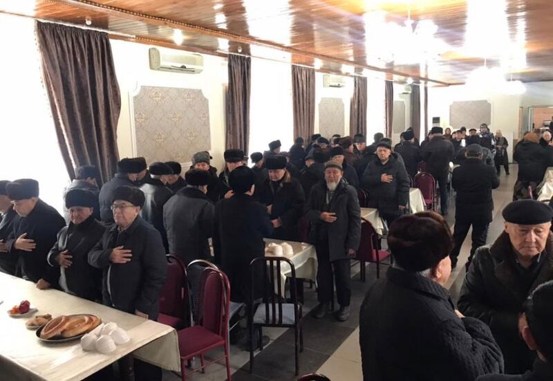 24-نويابىر ئۈرۈمچىدە يۈز بەرگەن ئوت ئاپىتىدە قازا قىلغان قېرىنداشلىرىغا ئاتاپ ئۆتكۈزۈلگەن خەتمە قۇرئان پائالىيىتىدىن كۆرۈنۈش. 2022-يىلى 9-دېكابىر، قىرغىزىستان.