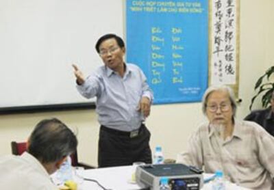 Nhà nghiên cứu Nguyễn Khắc Mai (phải), giám đốc Trung Tâm Minh Triết và tiến sĩ Đinh Hoàng Thắng (giữa), tổng thư ký chương trình Minh Triết làm chủ Biển Đông tại buổi ra mắt chương trình ngày 31/8. Photo HL
