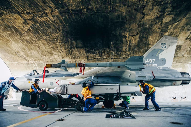 2021年1月26日，IDF戰機掛載可催毀中國沿海機場跑道的「萬劍彈」。（軍聞社提供）