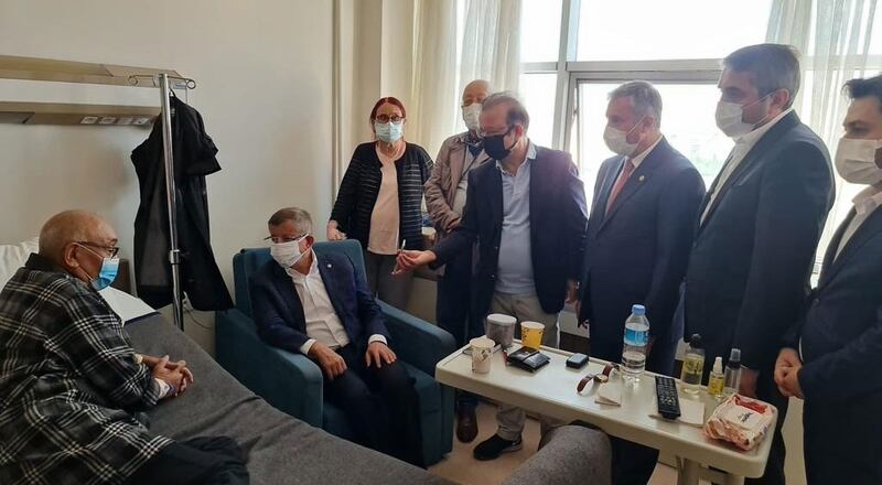 كېلەچەك پارتىيەسى رەئىسى، سابىق باش مىنىستىر ئەخمەت داۋۇتئوغلۇ، مۇئاۋىن رەئىسى سەلچۇق ئۆزداغ، سېلىم تىمۇرچى ۋە مۇستافا گۈزەل قاتارلىق رەھبەرلەردىن تەركىب تاپقان ھەيئەت د ئۇ ق نىڭ سابىق قۇرغۇچى رەئىسى ئەركىن ئاپتېكىن ئەپەندىنى دوختۇرخانىدا يوقلىدى. 2021-يىلى 23-سېنتەبىر، تۇركىيە.