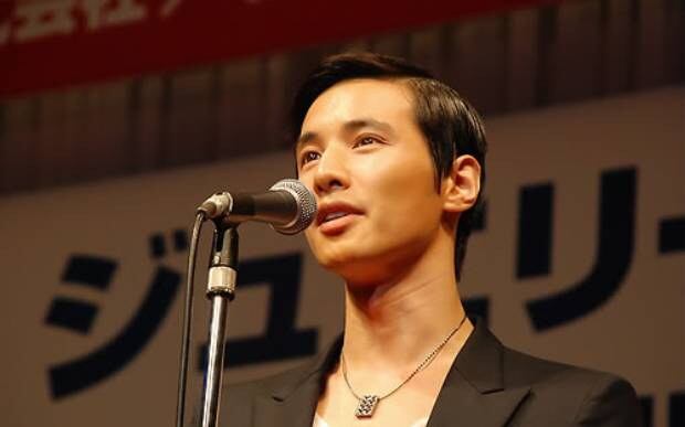 한류 4대 천왕 중 한명인한류 4대 천왕 중 한명인 원빈이 지난 2011년 일본 도쿄 빅사이트 국제전시장에서 열린 '제22회 일본 보석 베스트 드레서상'시상식에서 남성부문 특별상을 수상하고 소감을 밝히고 있다.