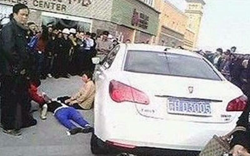 目擊者指，上週五（10月12日）兩名死者被公安車輛撞倒，然後拖行十多米，停車後仍有呼吸。（照片由現場人士提供）
