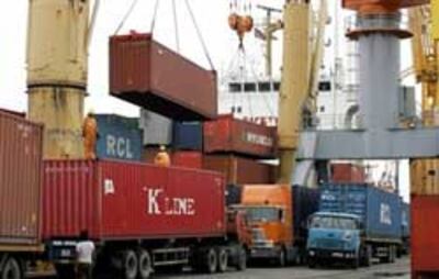 Container được dỡ từ tàu tại cảng container tại Bắc cảng Hải Phòng. AFP PHOTO / HOANG DINH Nam.