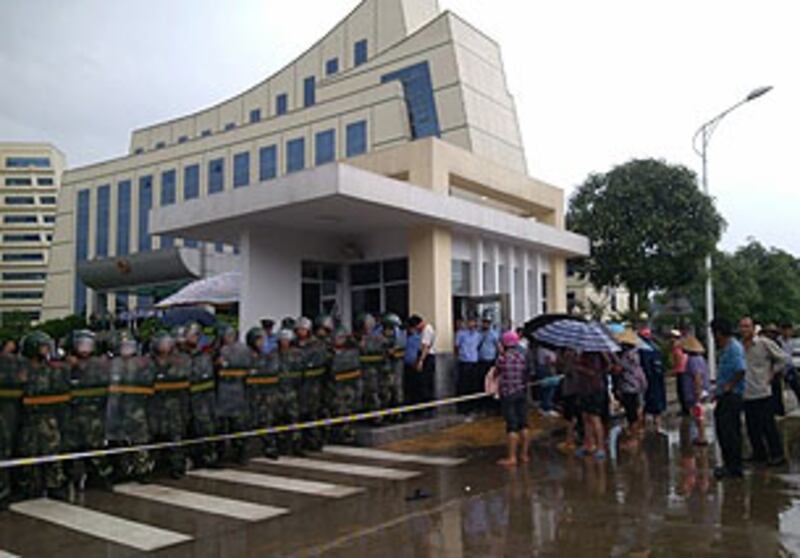 6月5日,廣西欽州當局調派大批武警在市政府大樓外把守,禁止抗議村民接近。(村民張先生提供)