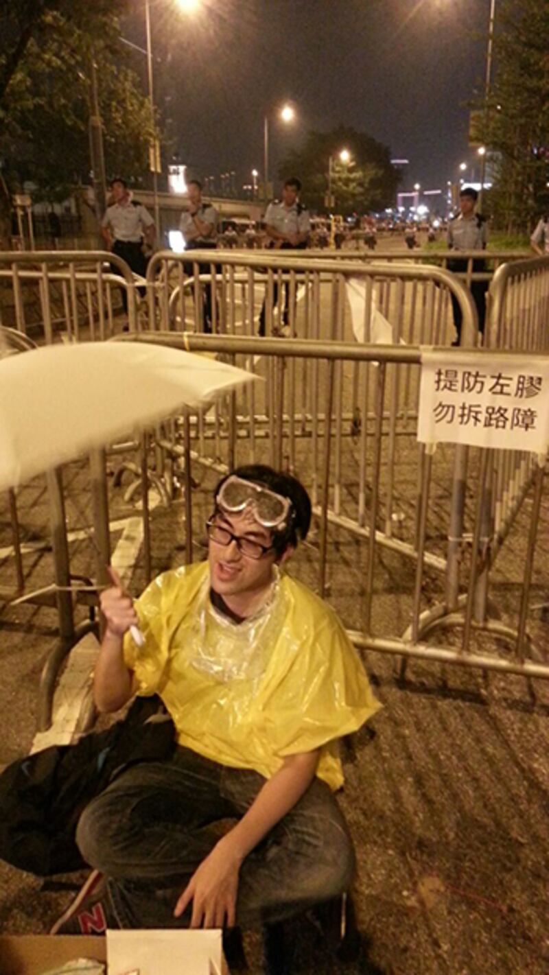 2014年10月2日,集會人士響應“學聯”呼籲, 堵塞特首辦外的添華道。(林靜攝) 