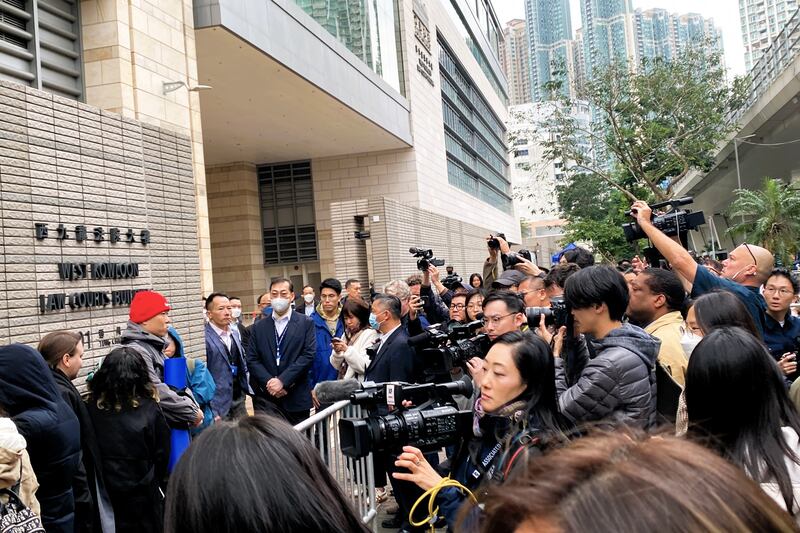 「黎智英及《蘋果日報》案件」 周一（18日） 開審，吸引大批市民和傳媒到場。（李若如攝）