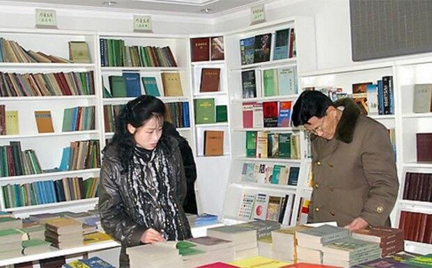 평양 창전거리 평양고서점에서 북한 주민들이 도서를 살펴보고 있다.