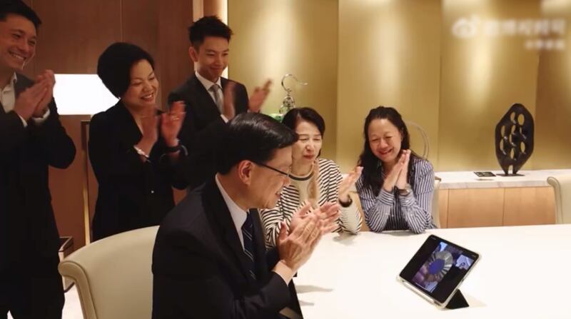 江旻憓與特首李家超通訊,並遞上金牌給特首辦團隊欣賞。(李家超微博專頁影片截圖)
