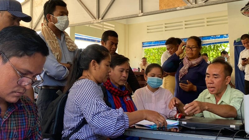 (រូបអង្គុយពីឆ្វេងមកស្ដាំ) អ្នកស្រី យ៉ាង សុភ័ណ្ឌ ប្រធានសហព័ន្ធសហជីពកម្ពុជា លោក វន់ ពៅ ប្រធានសមាគមប្រជាធិបតេយ្យឯករាជ្យ នៃសេដ្ឋកិច្ចក្រៅប្រព័ន្ធ (IDEA) កញ្ញា ឈឹមសីថរ ប្រធានសហជីពទ្រទ្រង់សិទ្ធិការងារបុគ្គលិកកម្មករខ្មែរនៃក្រុមហ៊ុន ណាហ្គា វើលដ៍ និងលោក គង់ ចំរើន មន្ត្រីខុទ្ទកាល័យលោកនាយករដ្ឋមន្ត្រី ទទួលញត្តិរបស់ក្រុមសហជីព នៅថ្ងៃទី១៣ ខែកក្កដា ឆ្នាំ២០២០។