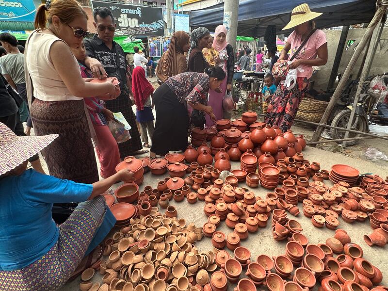 ၂၀၂၃ ခုနှစ် သြဂုတ်လ ၂၄ ရက်နေ့က မန္တလေးတောင်ခြေအနီး အောင်မြေသာစံမြို့နယ် အိုးဘိုရပ်ကွက်မှာ ကျင်းပတဲ့ အိုးပုတ်ပွဲတော်မှာ လာရောက်ဝယ်ယူသူများကို တွေ့ရစဉ်။ (Photo : RFA)