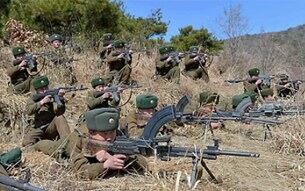 전투 훈련을 하는 북한 인민군의 모습.