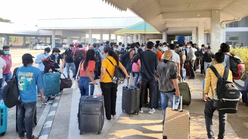 ကရင်ပြည်နယ်၊ မြဝတီမြို့နယ်၊ တရုတ်လောင်းကစားရုံများနှင့် ငွေလိမ်လုပ်ငန်းများတွင် အလုပ်လုပ်နေသည့် အိန္ဒိယနိုင်ငံသား ၂၈၃ ဦးအား ၂၀၂၅ ခုနှစ်၊ မတ်လ ၁၀ ရက်နေ့တွင် ပြန်လည်လွှဲအပ်စဉ်။ ( Photo : Citizen Photo)