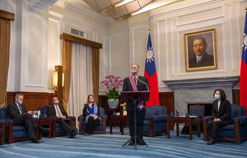 美国前国务卿蓬佩奥致词表示,终于见到心系已久的台湾人民。(台湾总统府提供)
